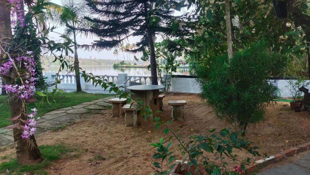 Homestay Ambadi's -lake View *
