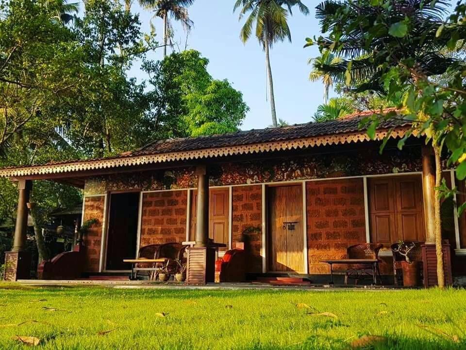Ambadi's -lake View Homestay *