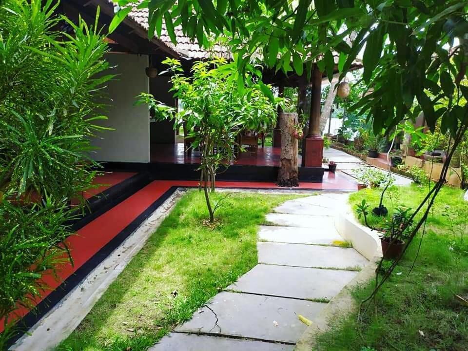 Ambadi's -lake View Homestay *
