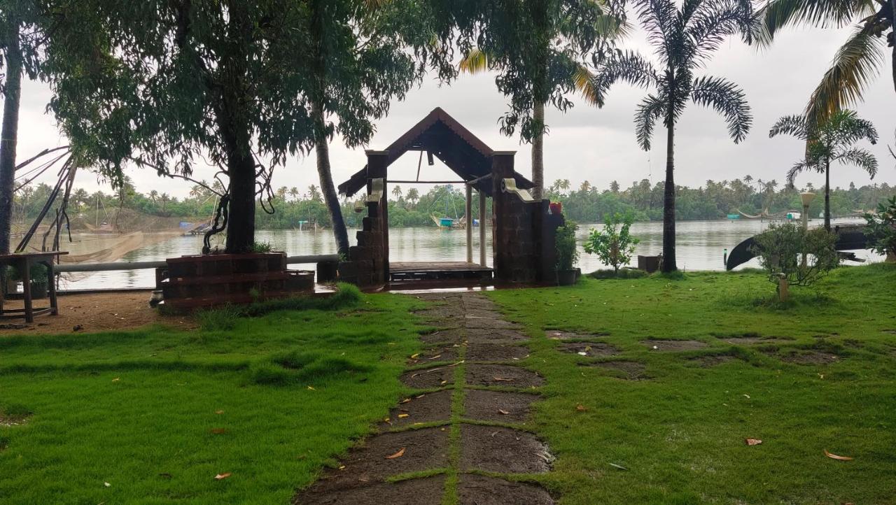 Ambadi's -lake View Homestay Pallipuram