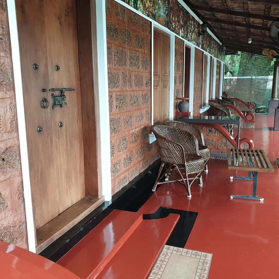 Ambadi's -lake View Homestay