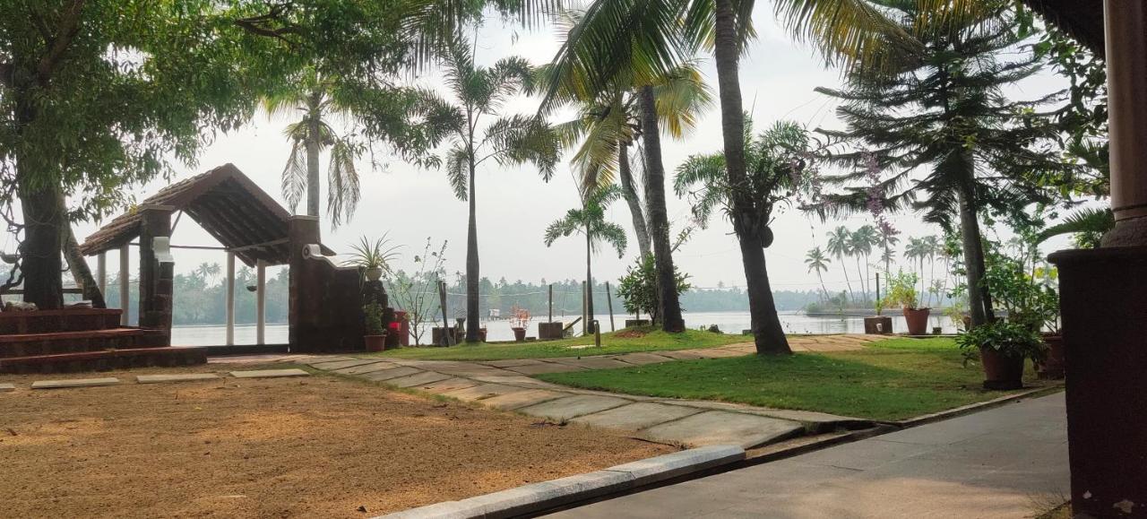 Homestay Ambadi's -lake View *