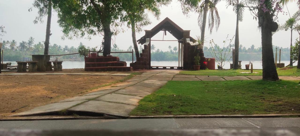 Ambadi's -lake View Homestay