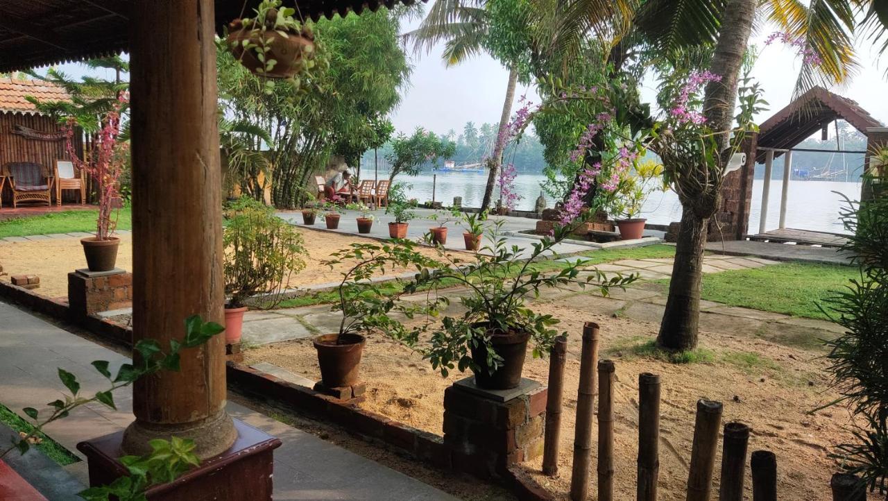 Homestay Ambadi's -lake View *