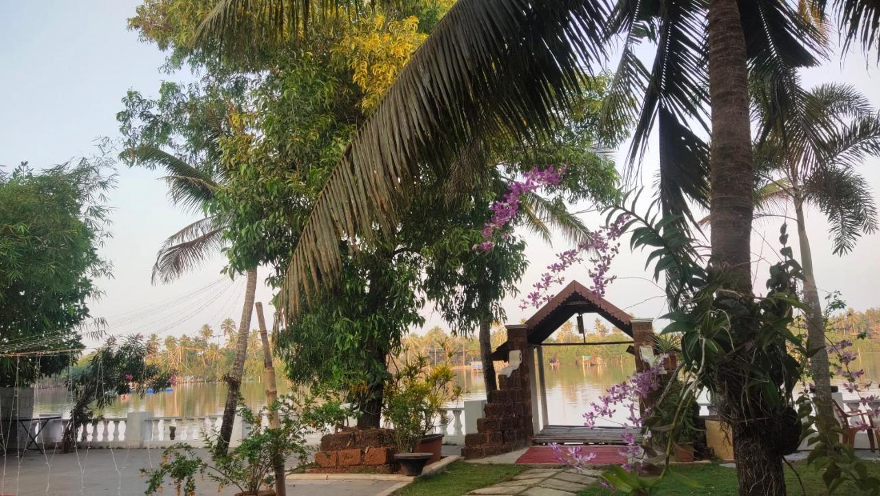 Ambadi's -lake View Homestay *