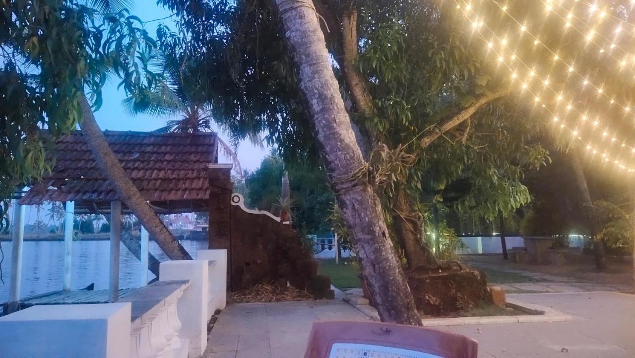 Ambadi's -lake View *