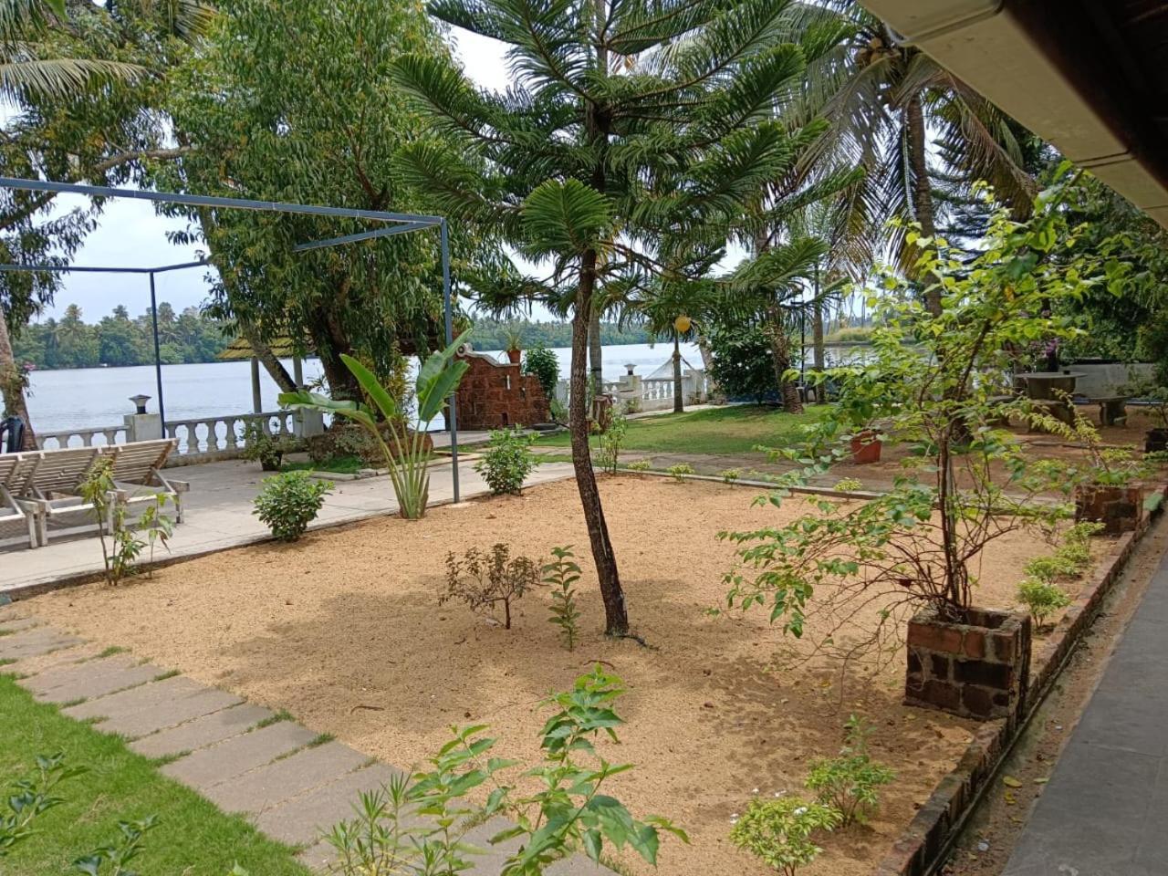 Homestay Ambadi's -lake View Pallipuram