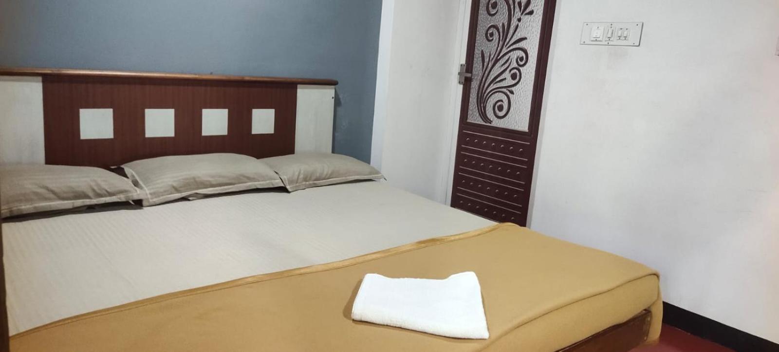 Ambadi's -lake View Homestay