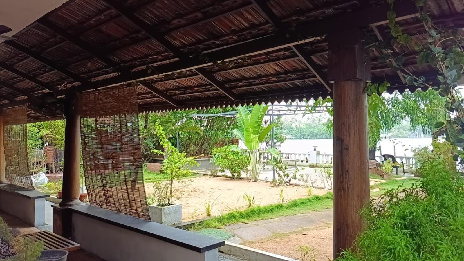 Ambadi's -lake View Homestay *